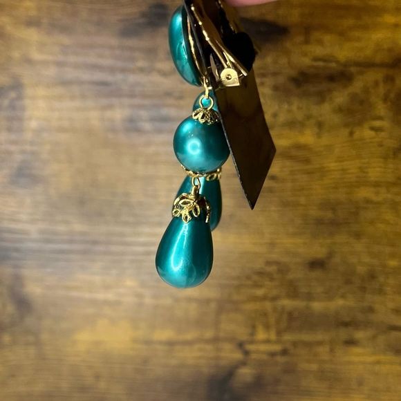 Vintage Teal Clip-on Earrings - Picture 4 of 10
